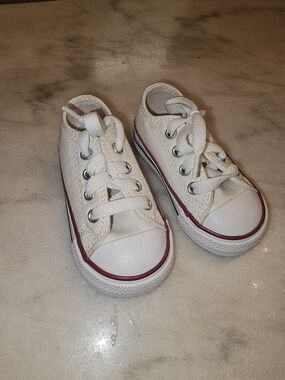 Kids Low-Top All Stars Converse Canvas Sneakers in Off-White with Red Accent